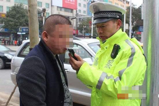 男子滴酒未沾 被认定为酒驾 事故全责吊销驾照