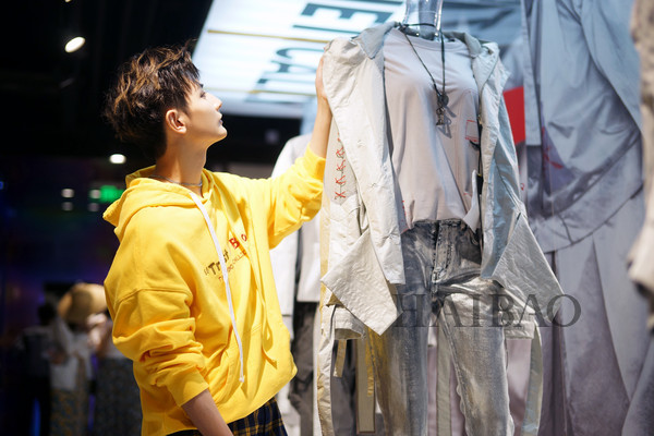 刘柏辛、黄靖翔现身INXX COHERE概念店