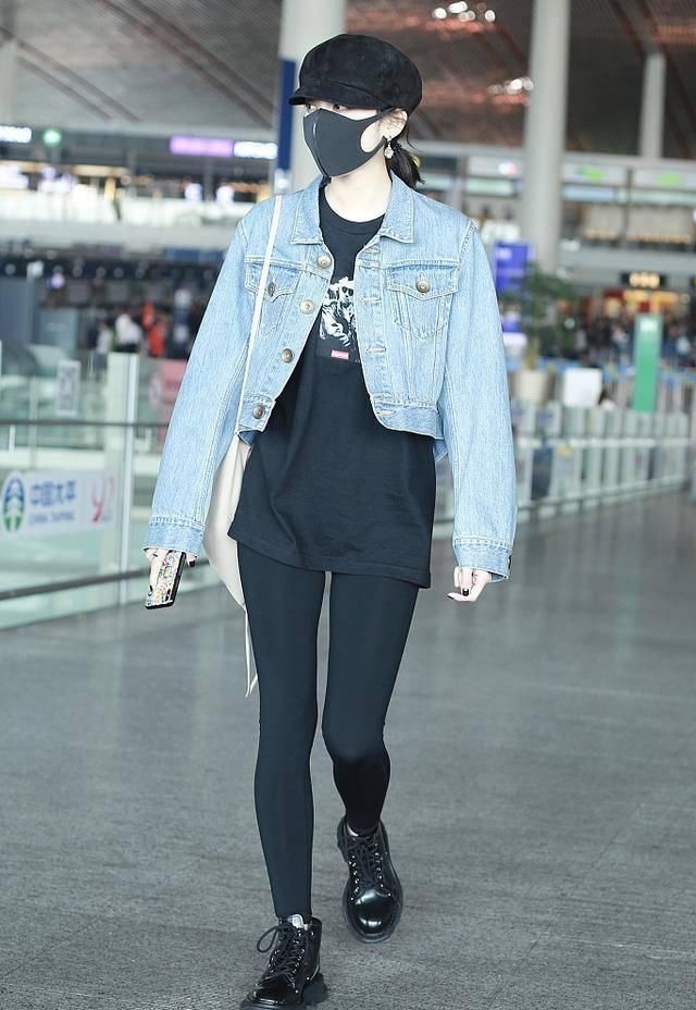  看起来@娜扎的时尚好难懂，穿外套故意短一截露出内搭，别说，还真挺好看