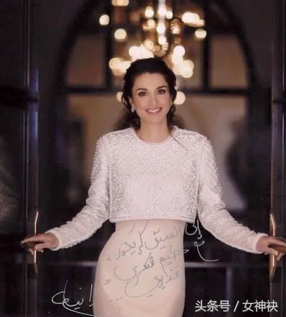 跟王室学职场着装，最美王后拉尼娅的时尚进化