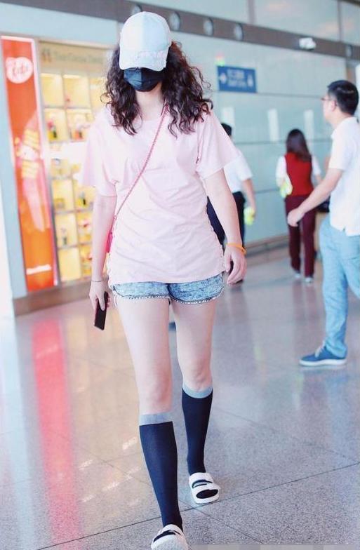 惠若琪的腿已经够长了, 穿超短裤还要两边开叉, 网友: 逼死普通女