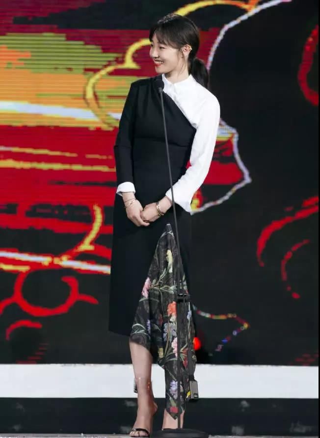 白百何将一字高跟鞋再创新，加上一层塑料膜，却显得腿更细了!