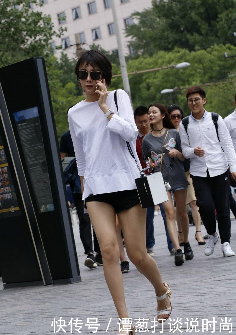 街拍： 搭配超短牛仔裤小姐姐的，身材匀称雪白大腿让她很自信!!