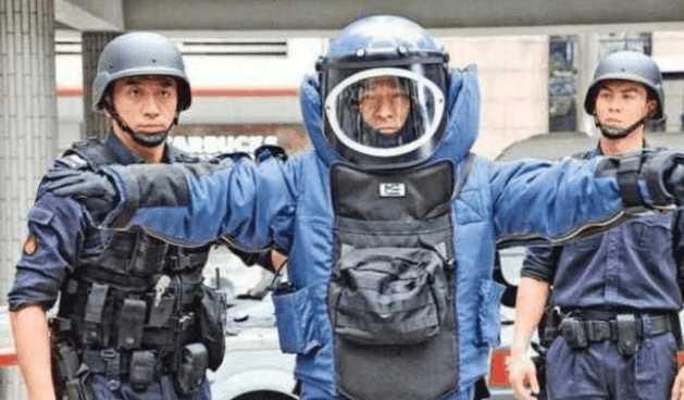 炸弹的威力能轻易击穿防爆服,为何还要穿着防