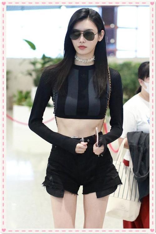 奚梦瑶这下糗大了！穿紧身背心都撑不起来，网友：心疼何煪君！