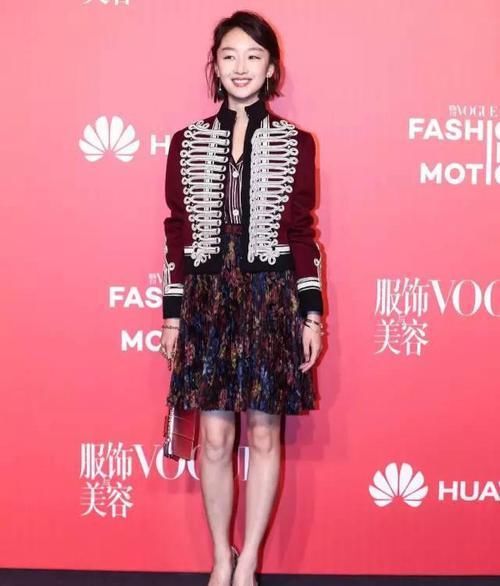  【远离】穿衣想要远离沉闷感，“拿破仑”外套穿起来，完美演绎高调感