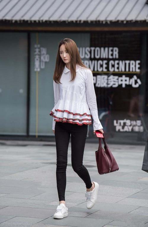 街拍：时尚小姐姐白色长T恤玩下衣失踪，高颜值好身材太迷人！