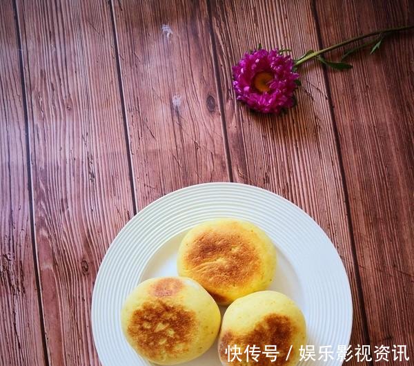  「营养」秋天就爱吃这样的南瓜饼，松软香甜，营养丰富，孩子很爱吃！