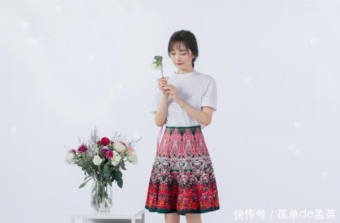 杨幂这条裙子, 你穿就丑死, 还好有细长的腿和高颜值撑着