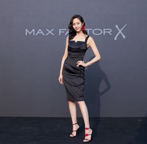 张钧宁不愧是第一气质美女，撞衫舞王蔡依林，细腰长腿完胜!