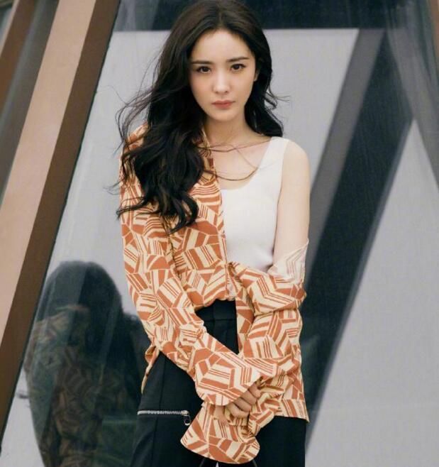 杨幂撞衫国际化，从韩国全智贤英国凯特王妃到维密天使，竟然没输