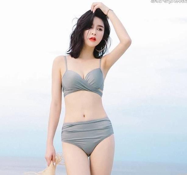 时尚穿搭：透视裙与比基尼，这个小姐姐，优雅又迷人！