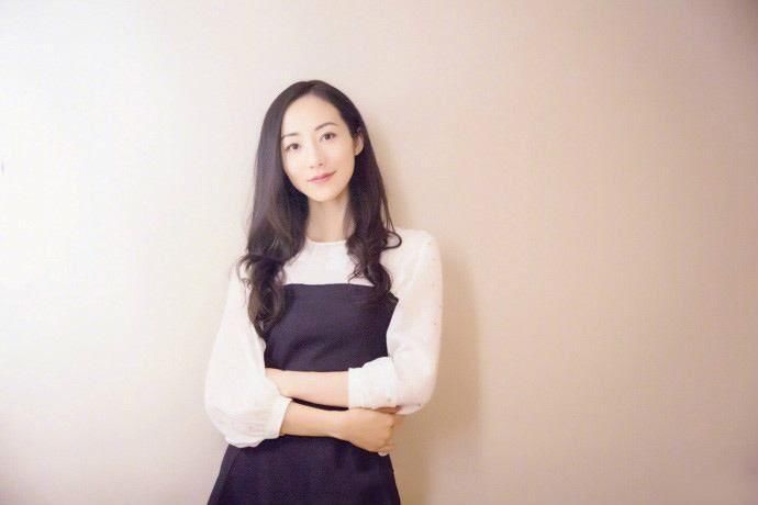 韩雪也飘了!手撕裙造型现身机场，竟然还有点意外的好看!