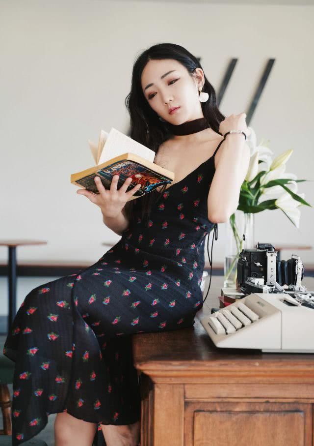  『舒适』时尚博主的初夏穿搭，简单又百搭时髦不重复，舒适耐看还很减龄