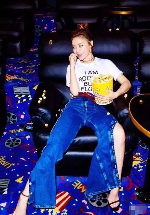 蔡依林穿开叉裙，白百何穿开叉裤，露腿才时髦啊！