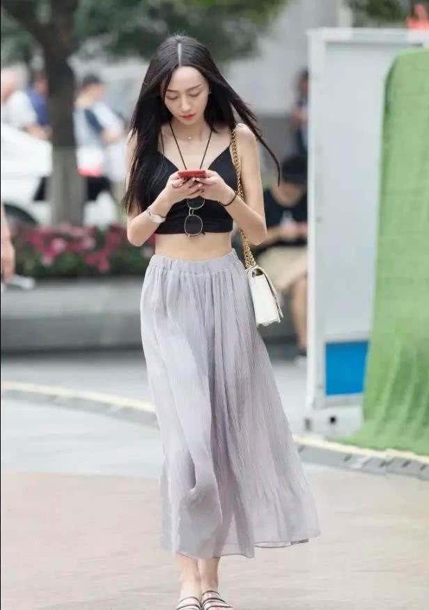 街头尤物如云，小姐姐包臀裙青春妩媚，图6让我难以入睡