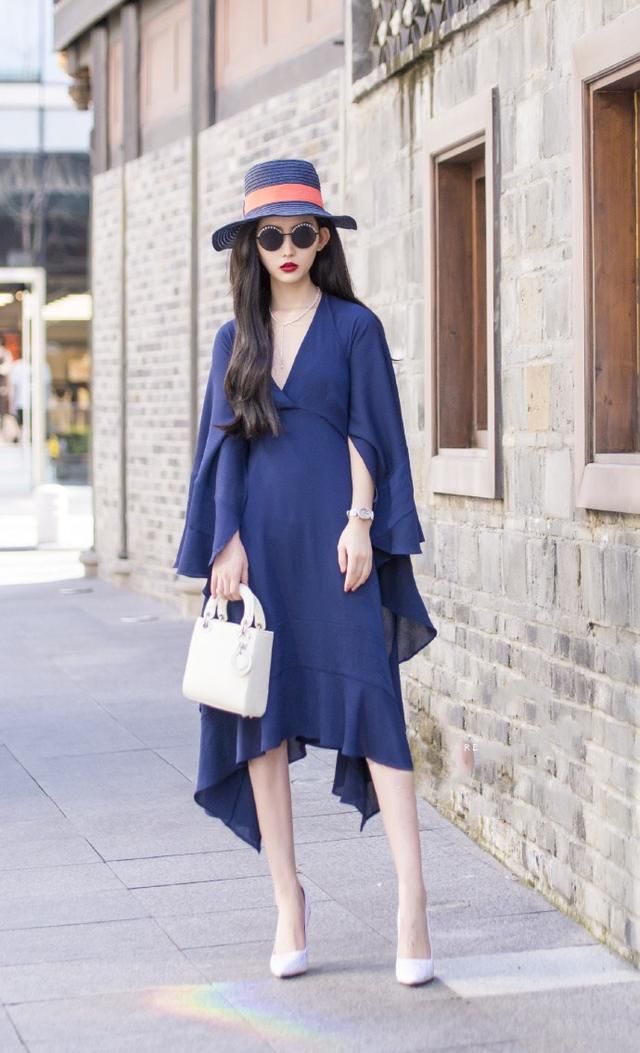 街拍，穿着尖头高跟鞋，时尚迷人，可以让你把身材体现的更加立体