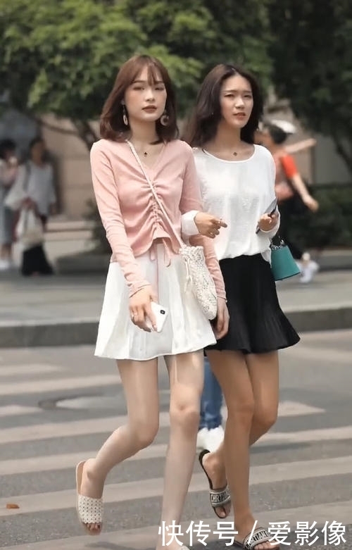  美女|美女太“年轻”了,和女神穿闺蜜装,腿像10年没洗一样,佩服！