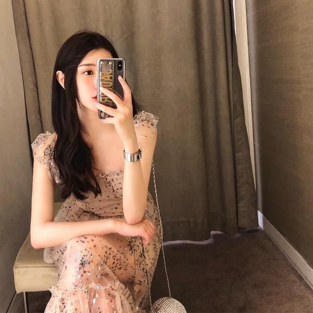 少女感吊带抹胸裙使身材更有线条感 让你更加性感迷人