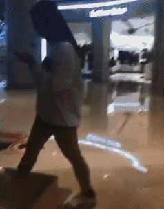 妹子，你这身高要秒杀一切啊，不愧是大长腿，还是别穿高跟鞋