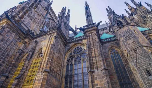 一千年才建成的这座教堂，装修富丽堂皇，素有“建筑之宝”的美誉