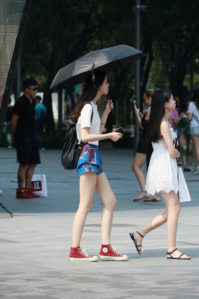 街拍：氧气女生，动感十足，青春活力一点不输“郑爽”