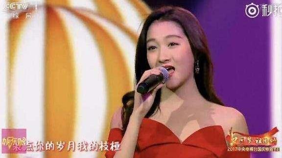 关晓彤胖出新高度！20岁的年龄32的脸，网友：她的花期也太短了吧