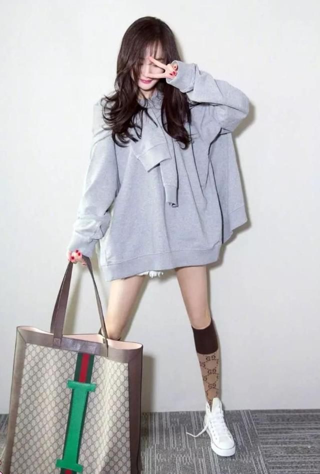 赵雅芝贼会穿，分分钟美回三十岁，玩起“下衣失踪”一点不输杨幂