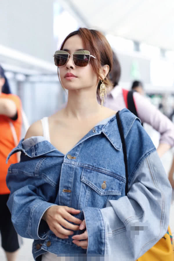 蔡依林机场最新照片,一身牛仔服吸晴无数,下身却亮了!