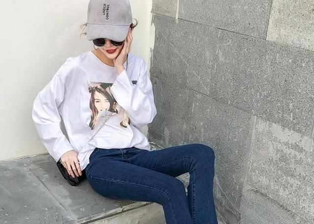 时髦随性的牛仔裤美女，摇曳身姿，真好看