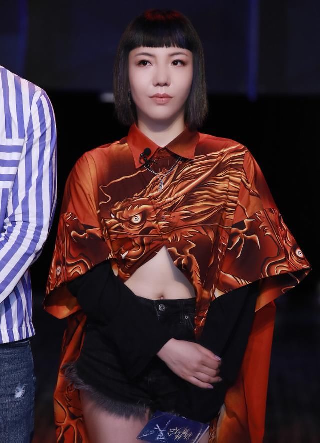 吴莫愁把自己弄成“动漫人物”，衣服剪成倒V，这辈子都不可能撞