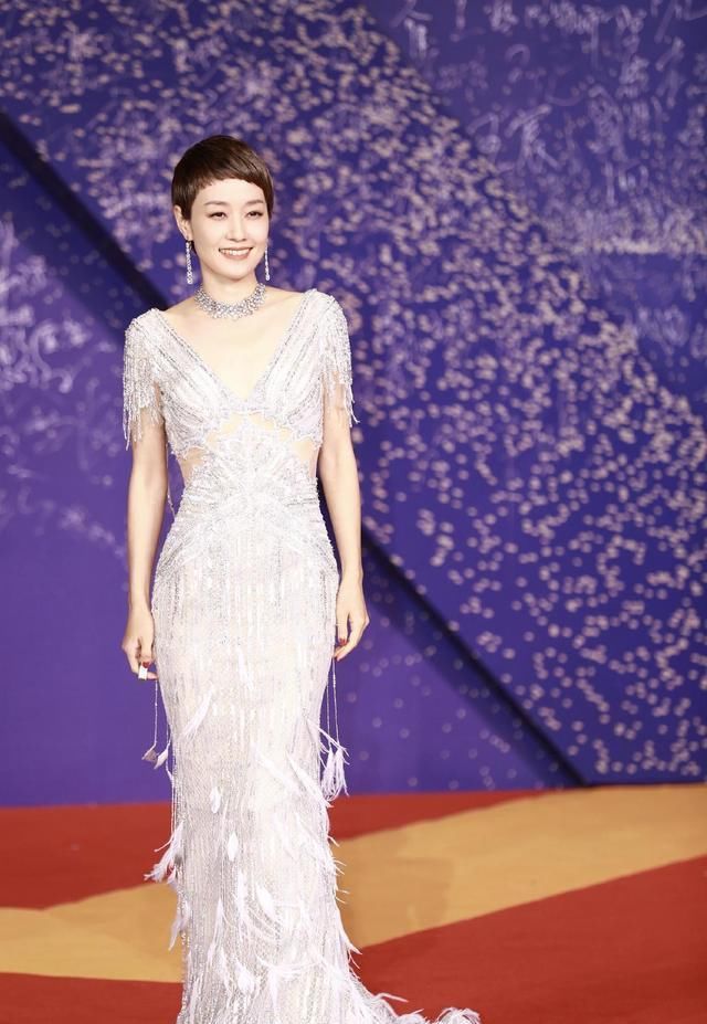  「格子」马伊琍不愧为是高級脸，简易白衬衣＋格子图案裤，轻轻松松美更新高宽比