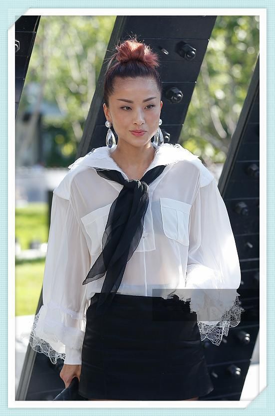 徐濠萦的时尚我不懂!扎丸子头为扮嫩,但腿上的黑丝是几个意思?