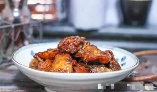  「春天」春天就别吃白菜了，它的维生素比白菜高3倍，只要一块多钱一斤！