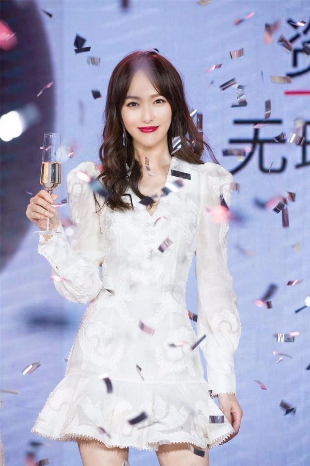 看到唐嫣的腿我沉默了，这才是真正的漫画腿吧！网友：羡慕罗晋！