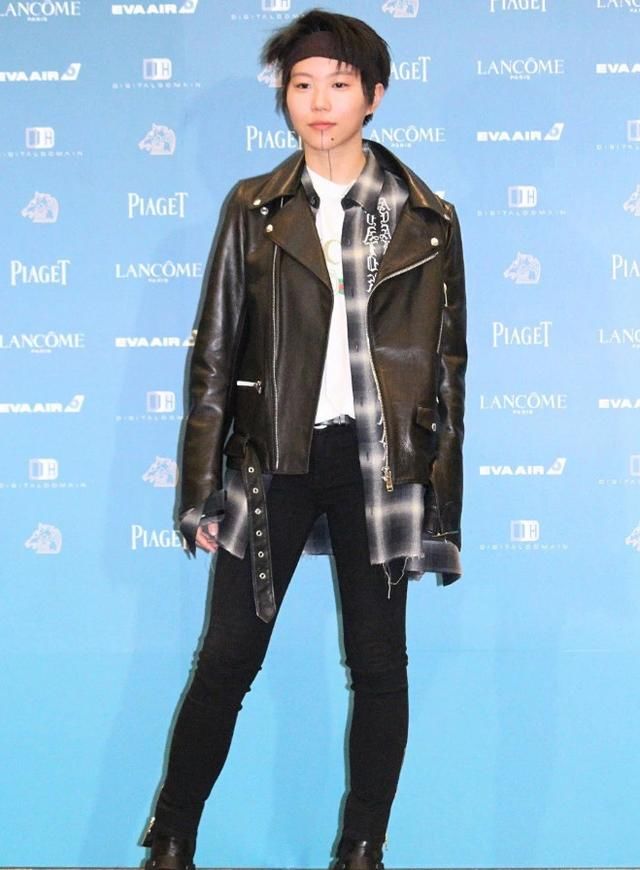 窦靖童一身农民工打扮，与季节格格不入，网友：这是要去北极？