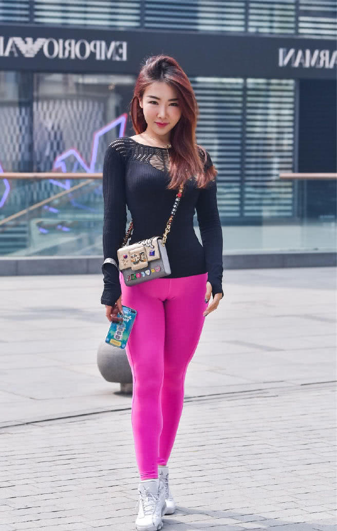 街拍红色紧身裤熟女，紧绷的身材曲线迷人，傲人上围让人忍不住多