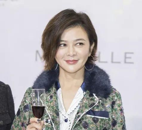  『气质』是人都会老，关之琳如今眼角也都是皱纹，但全身都散发优雅气质！