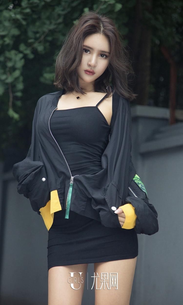 街拍：短发尹菲美女 气质佳