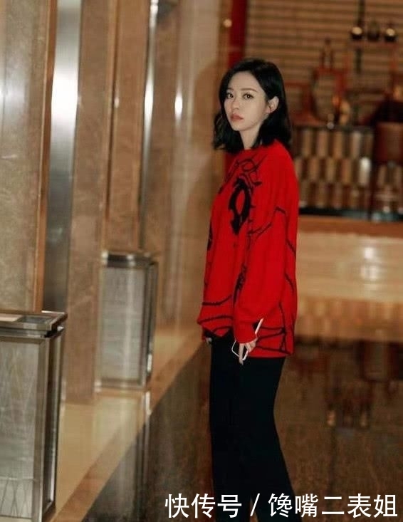  『宽松』女人过40少穿卫衣吧，掉档次！今年流行“百搭毛衣”，减龄又洋气