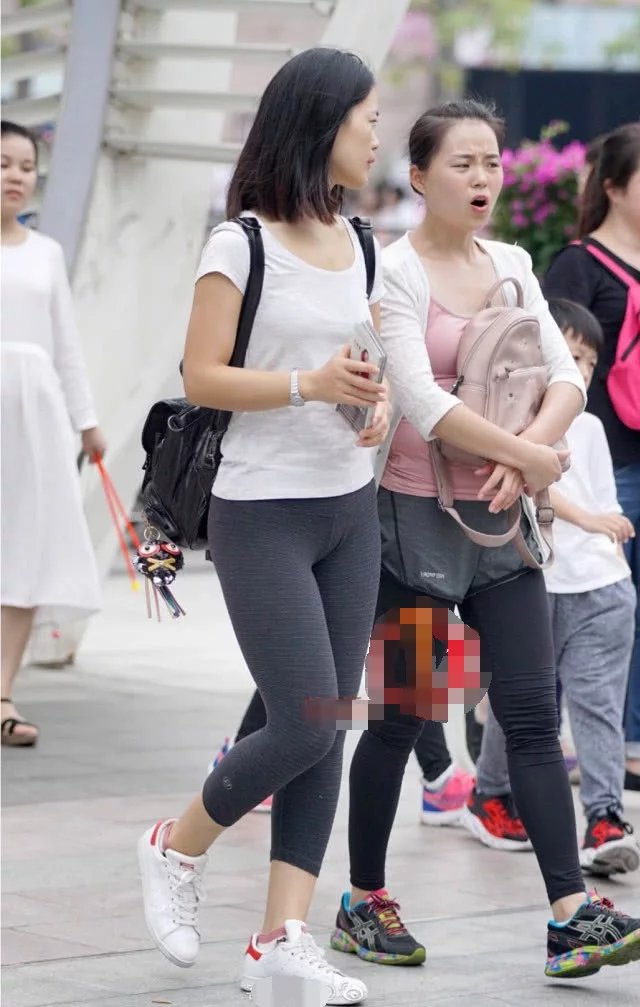 气质小姐姐T恤搭配紧身裤，秀出清新的气质和肉感十足的浑圆弧线