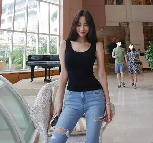 紧身牛仔裤小姐姐简约又不失甜美，随意搭配就很洋气！