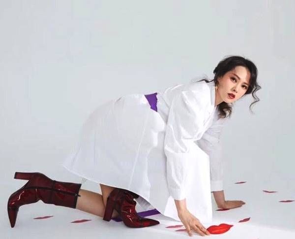 她14岁在餐馆打工，16岁背负父亲200万债务，美得不可方物!