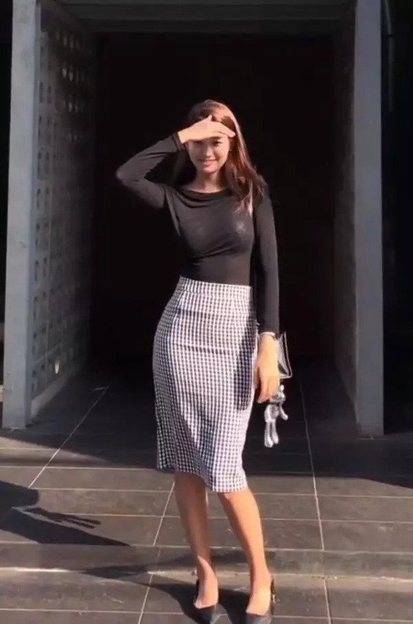 街怕:午后阳光下的小姐姐，这身材还能泛出光泽，不多见!