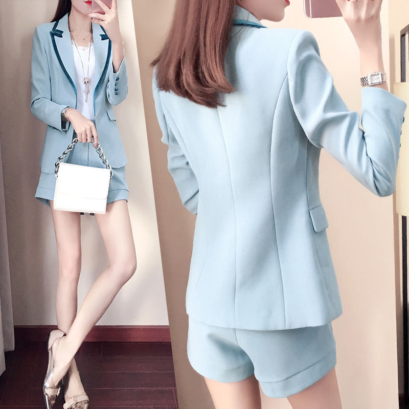 开公司的小姨，上班从不穿裙!每天都是精致“职业装”，气场十足