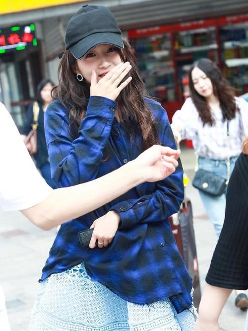 18岁欧阳娜娜与20岁关晓彤，同穿蓝色连衣裙，谁更甜美？