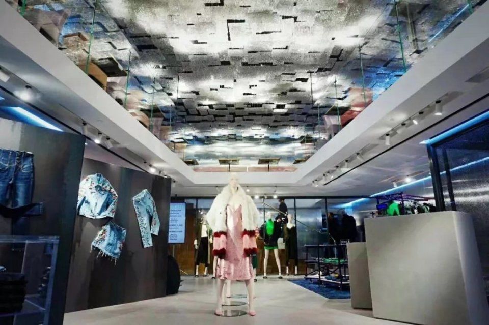 她在衰落之时被温州大佬收购，如今竟然位居女装品牌前列?牛逼!