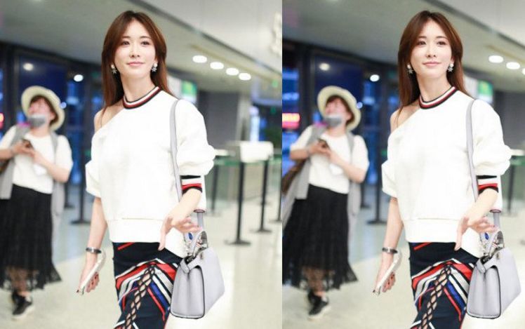 44岁林志玲为抢镜真敢穿，这短裙开叉真够深，网友：只有18岁