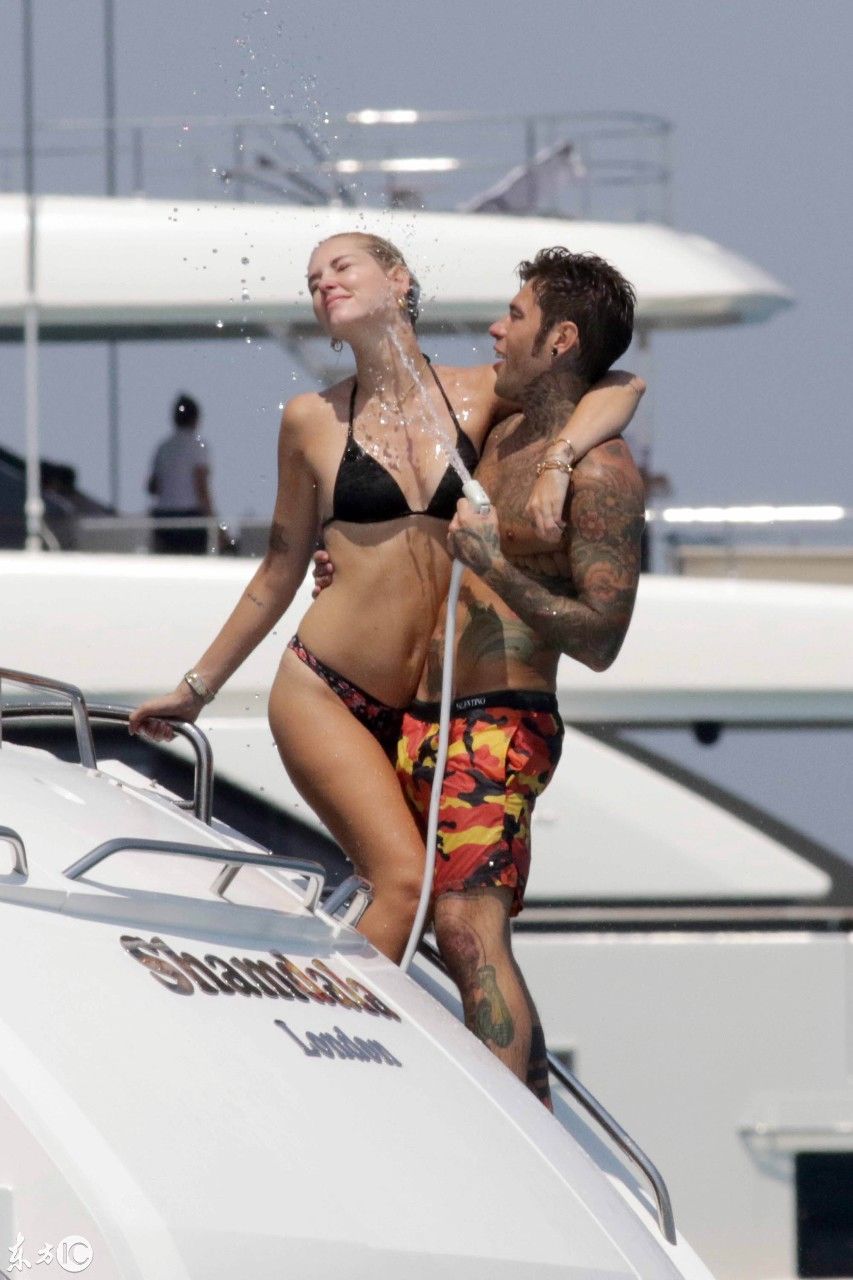 意大利网红美女琪亚拉法拉格尼跟男友海边度假戏水吸引众人眼球