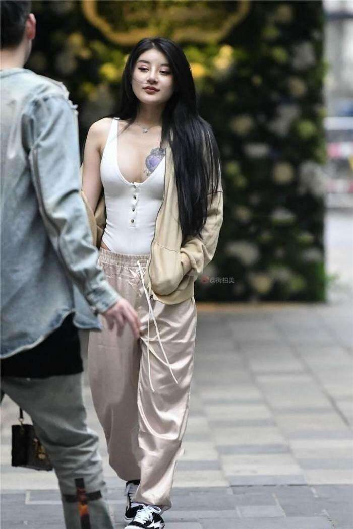 街拍：穿紧身吊带T恤的小姐姐，展现迷人的异国风情